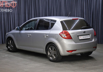 Подержанный автомобиль Kia Ceed Hatchback 2010 года (7 фото)