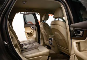 Подержанный автомобиль Audi Q7 2016 года (33 фото)