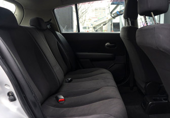 Подержанный автомобиль Nissan Tiida Hatchback 2010 года (10 фото)