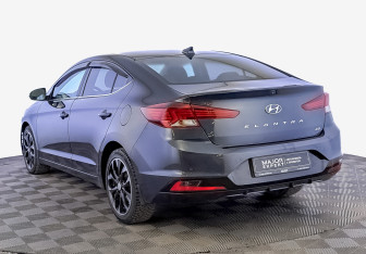 Подержанный автомобиль Hyundai Elantra Sedan 2019 года (7 фото)