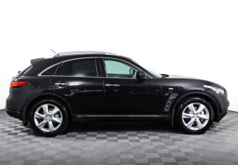 Подержанный автомобиль Infiniti QX70 2015 года (4 фото)