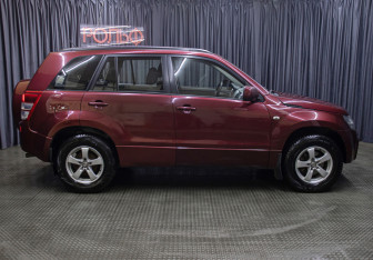 Подержанный автомобиль Suzuki Grand Vitara 2005 года (4 фото)