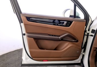 Подержанный автомобиль Porsche Cayenne 2021 года (19 фото)