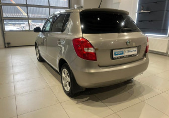 Подержанный автомобиль Skoda Fabia Hatchback 2011 года (7 фото)