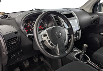 Подержанный автомобиль Nissan X-Trail 2013 года (15 фото)