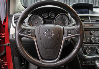 Подержанный автомобиль Opel Mokka 2015 года (17 фото)