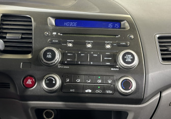 Подержанный автомобиль Honda Civic Sedan 2007 года (15 фото)
