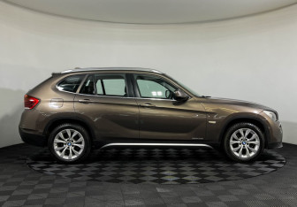 Подержанный автомобиль BMW X1 2011 года (6 фото)