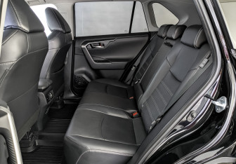 Подержанный автомобиль Toyota RAV4 2022 года (18 фото)