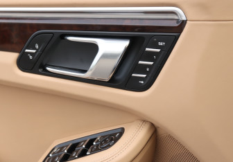 Подержанный автомобиль Porsche Macan 2014 года (19 фото)