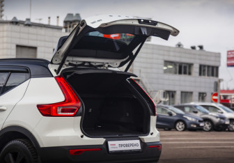 Подержанный автомобиль Volvo XC40 2019 года (26 фото)