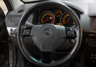 Подержанный автомобиль Opel Astra Sedan 2012 года (17 фото)