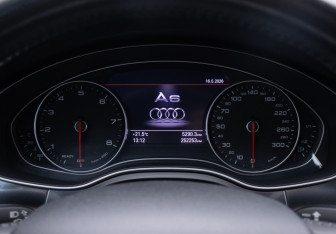 Подержанный автомобиль Audi A6 Sedan 2015 года (12 фото)