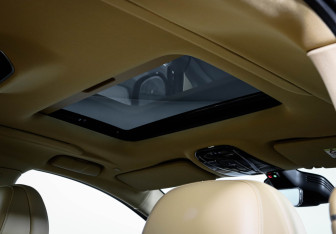 Подержанный автомобиль Voyah Dream 2023 года (18 фото)