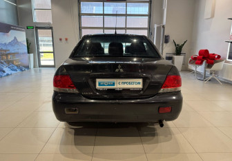 Подержанный автомобиль Mitsubishi Lancer Sedan 2004 года (5 фото)