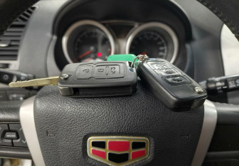 Подержанный автомобиль Geely Emgrand X7 2014 года (15 фото)