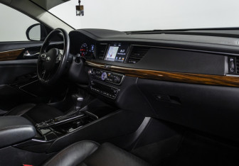 Подержанный автомобиль Kia K7 2017 года (12 фото)