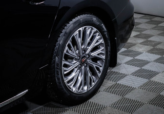 Подержанный автомобиль Hongqi H5 2024 года (15 фото)