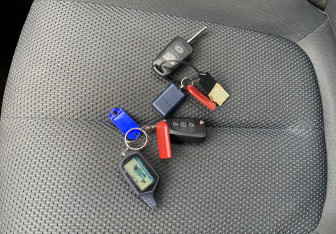 Подержанный автомобиль Kia Carens 2011 года (15 фото)