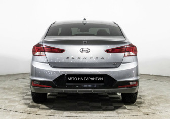 Подержанный автомобиль Hyundai Elantra Sedan 2019 года (6 фото)