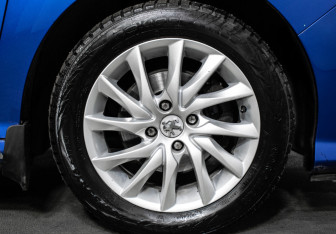 Подержанный автомобиль Peugeot 308 Hatchback 2009 года (13 фото)