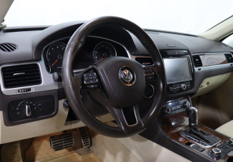 Подержанный автомобиль Volkswagen Touareg 2012 года (11 фото)