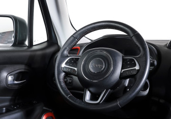 Подержанный автомобиль Jeep Renegade 2016 года (16 фото)