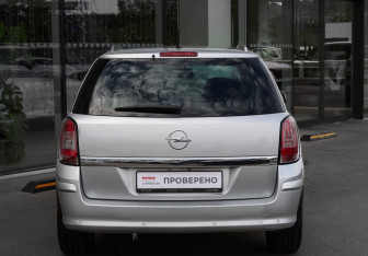 Подержанный автомобиль Opel Astra Wagon 2013 года (6 фото)