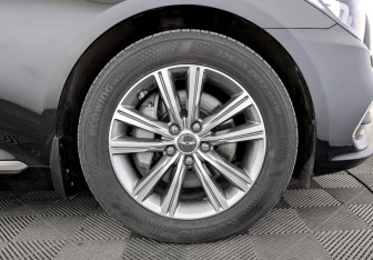 Подержанный автомобиль Genesis G80 2017 года (18 фото)