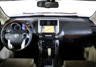 Подержанный автомобиль Toyota Land Cruiser Prado 2009 года (12 фото)