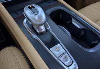 Подержанный автомобиль Voyah Dream 2023 года (29 фото)