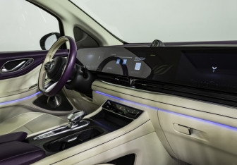 Подержанный автомобиль Voyah Dream 2023 года (9 фото)