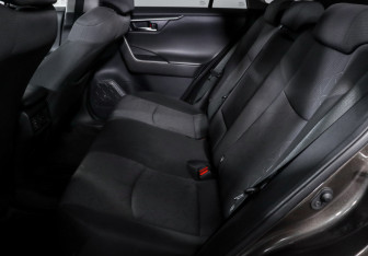 Подержанный автомобиль Toyota RAV4 2021 года (10 фото)