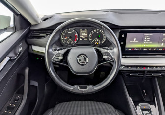 Подержанный автомобиль Skoda Octavia Liftback 2021 года (21 фото)