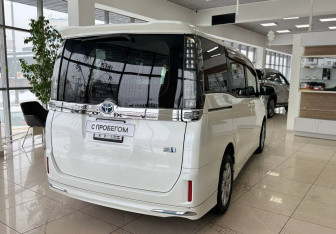 Подержанный автомобиль Toyota Voxy Minivan 2014 года (6 фото)