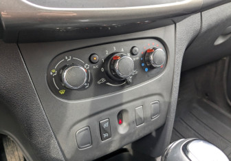 Подержанный автомобиль Renault Sandero 2017 года (25 фото)