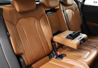 Подержанный автомобиль Audi Q8 2021 года (19 фото)