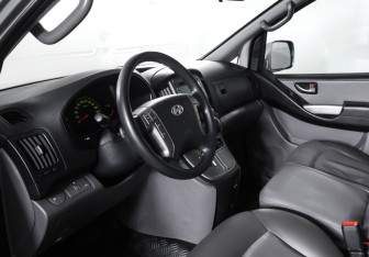 Подержанный автомобиль Hyundai Grand Starex 2013 года (15 фото)