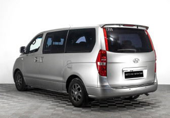 Подержанный автомобиль Hyundai Grand Starex 2011 года (3 фото)
