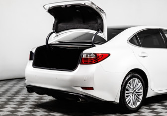 Подержанный автомобиль Lexus ES 2015 года (18 фото)