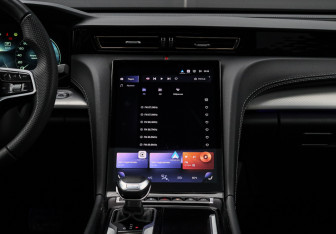 Подержанный автомобиль Hongqi H5 2024 года (15 фото)