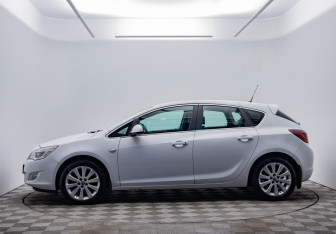 Подержанный автомобиль Opel Astra Hatchback 2012 года (8 фото)
