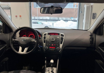 Подержанный автомобиль Kia Ceed Wagon 2010 года (12 фото)