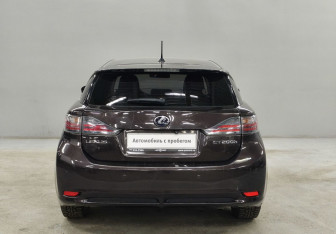 Подержанный автомобиль Lexus CT 2013 года (6 фото)