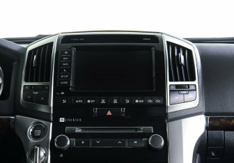 Подержанный автомобиль Toyota Land Cruiser Suv 2015 года (13 фото)