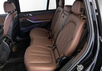 Подержанный автомобиль BMW X7 2024 года (12 фото)