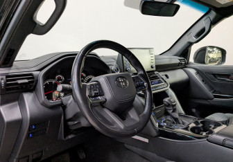 Подержанный автомобиль Toyota Land Cruiser Suv 2021 года (8 фото)