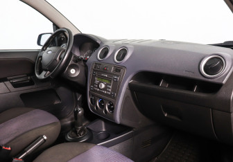 Подержанный автомобиль Ford Fusion 2006 года (9 фото)