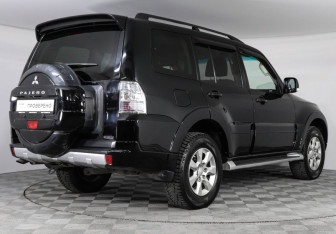 Подержанный автомобиль Mitsubishi Pajero 2013 года (3 фото)