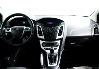 Подержанный автомобиль Ford Focus Sedan 2012 года (8 фото)